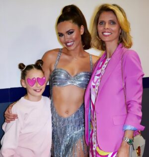 Sylvie Tellier Instagram - Dans ma pellicule cette semaine:
1- ma princesse première supportrice de @dianeleyreoff 
2- photo souvenir sur le parquet de Dals 
3- Photo de famille #missfamily 
4- Don de 5000euros pour notre association @lesbonnesfees @marraine2coeur @marevagalanter 
5- Journée des droits de la femme merci mon ♥️
6- Déjeuner du @chinesebusinessclub avec @evegillesoff et @iamjuliegayet