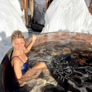 Sylvie Tellier Instagram - Premier bain de l’année.. même pas froid, enfin presque …❄️❄️❄️ #ski #neige #alpes