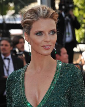 Sylvie Tellier Instagram - Plongez dans l’éclat du rêve, bienvenue au cœur scintillant de Cannes! ⭐️ #cannes #cannesfilmfestival #7