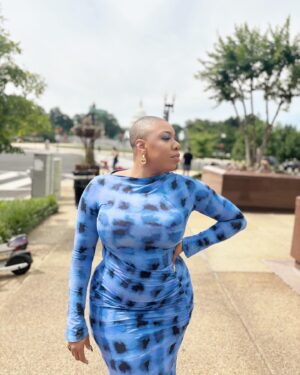 Symone Sanders Instagram - I asked Nia to come downstairs after I went to my car because I looked too cute not to get a photo 😂. Happy Sunday. #Outside