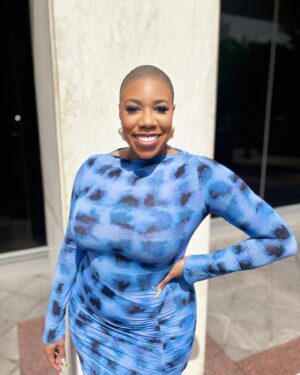 Symone Sanders Instagram - I asked Nia to come downstairs after I went to my car because I looked too cute not to get a photo 😂. Happy Sunday. #Outside