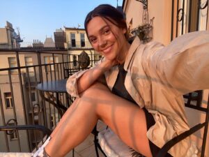 Synnøve Karlsen Instagram - A picture I took of myself on my balcony after a long week and a cheeseburger was delivered and then consumed. That’s happiness bby