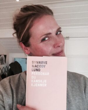 Synnøve Macody Lund Instagram - No er den, ifølge anmeldarane, «tidvis brilliante» romanen Personar Du Kanskje Kjenner tilgjengeleg som lydbok på EBOK.NO. Det er forfattaren sjølv som les … somme tider engasjert, somme tider for fort, somme tider på merkeleg britisk, somme tider lett rørt, og generelt med kjensla av at det er på høg tid å skrive noko nytt😳
