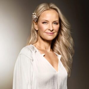 Synnøve Skarbø Instagram - annonse✨Bli med meg på LIVESHOPPING her på Insta tirsdag 14. juni klokka 20! Jeg skal vise hvordan jeg bruker mine Max Factor-favoritter, makeupartist @solvistrifeldt svarer på spørsmål og deler sommersminke-tips – og jeg gir bort en goodiebag til én av dere. Det vanker dessuten en raus rabattkode. Hvis du har shoppingfot allerede nå, så kan jeg berette at alle maskaraene fra Max Factor koster 99 kr hos @vita_no om dagen. Håper vi sees på tirsdag! @maxfactornorway #MaxFactorNorway #RevealYourXtraOrdinary
