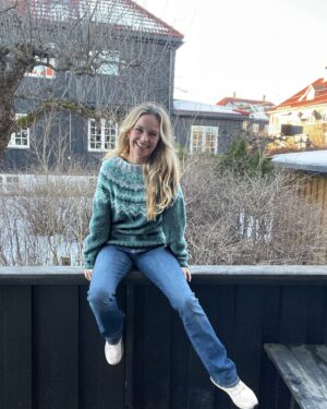 Synnøve Skarbø Instagram - Da er genseren på plass. Nå mangler bare en forespørsel fra Farmen.