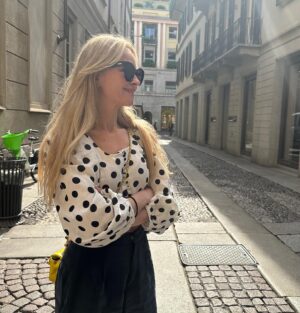 Synnøve Skarbø Instagram - Har gått overraskende bra å være på tur med to som elsker å klemme.