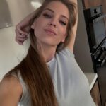 Szabó Zsófi Instagram - Figyelem közlési kényszerem van 🤍💭 Gondoltam megosztom Veletek, hogy nálam sem mindig minden tökéletes mint ahogy azt általában itt az “insta világban” gondolják rólam. Ahogy mindenki másnak, úgy nekem is vannak nehézségeim és ma volt az első nap, hogy úgy éreztem: túl vagyok ezen a nehezebb időszakon 🙏🏼 Hálás vagyok minden nap, ma éppen azért, hogy egészségesek vagyunk és őszinte emberek vesznek körül. Te miért vagy hálás? Jó éjt! 🌙✨