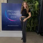 Szabó Zsófi Instagram - Ma a @lorealpro Szépségnagyköveteként, a Pro Hair Summit 2024 rendezvényen tartottam egy előadást, ahol a psychological safety témát jártam körbe. Arról, hogy mit jelent pontosan a pszichológiai biztonság, mit tehetünk érte egyéni szinten és honnan tudhatjuk, ha toxikus környezetben vagyunk sok helyen olvashatunk, én ma a saját tapasztalataimról beszéltem. Köszönöm a meghívást 🤍