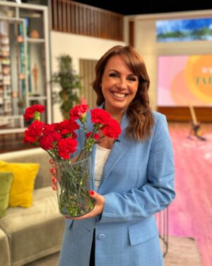 Tânia Ribas de Oliveira Instagram - Junte-se a nós para celebrar o 25 de abril! ❤️