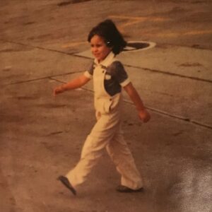 Tânia Ribas de Oliveira Instagram - O meu avô tinha esta fotografia numa moldura na sala, que se mantém em casa do meu tio. Foi na pista do aeroporto a caminho de um avião para o Brasil, numas férias com os meus pais e com o meu irmão. Uma vez perguntei-lhe o que via de tão especial nesta imagem . “Vejo uma menina decidida que sabe para onde vai”. Passei a amar esta foto desde esse dia. Tenho uma cópia na parede do meu camarim na RTP. Para nunca me esquecer do essencial. Tinha 5 anos. E lá vou eu, de peito aberto. Vida dentro. ❤️