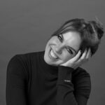 Tânia Ribas de Oliveira Instagram - A primeira vez que ouvi esta música fiquei apaixonada. Tinha 18 anos e ligava para o antigo Rádio Clube Português, onde fiz o meu primeiro estágio, para passarem a música sem falarem no meio para eu poder gravar. Passadas décadas, continua a ser uma das minhas músicas preferidas. Já a tenho em vários formatos e sem interrupções 😂 Terence Trent D’Arby: holding on to you. As músicas da nossa vida ficam para sempre e a miúda que as ouvia também. ❤️