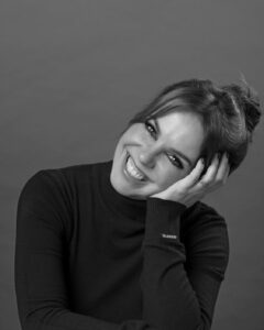 Tânia Ribas de Oliveira Instagram - A primeira vez que ouvi esta música fiquei apaixonada. Tinha 18 anos e ligava para o antigo Rádio Clube Português, onde fiz o meu primeiro estágio, para passarem a música sem falarem no meio para eu poder gravar. Passadas décadas, continua a ser uma das minhas músicas preferidas. Já a tenho em vários formatos e sem interrupções 😂 Terence Trent D’Arby: holding on to you. As músicas da nossa vida ficam para sempre e a miúda que as ouvia também. ❤️