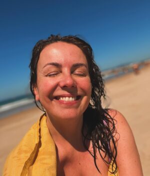 Tânia Ribas de Oliveira Instagram - Primeiro mergulho no mar do ano 🩵