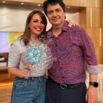 Tânia Ribas de Oliveira Instagram - A conversa Olhos nos Olhos de hoje foi um bocadinho diferente, teve muitas bolas de sabão e risos à mistura 🫧😂 A Tânia estava radiante! Acabámos a tirar esta fotografia, que podia ser a capa de um álbum 🤩 Obrigada, Alvim 🥰