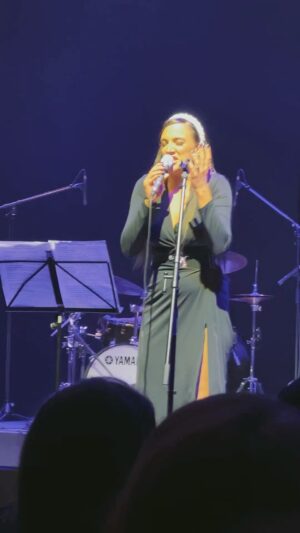Tóth Gabriella Instagram - Tegnap Szécsi Pál és Cserháti Zsuzsa emlékkoncert volt!
Ezeket a nagyon színvonalas koncerteket Mujahid Zoli barátom és tesóm , Vera szokták színpadra vinni! Tegnap reggel hívott Vera, hogy sajnos teljesen elment a hangja, ami nem szokott előfordulni vele! 
Megkért, hogy lépjek fel helyette.. 😱
Egy családi ebédre voltunk hivatalosak Hannikával 😅✌🏻.. Gyors újratervezés, elővettem valami elegánsabb ruhát, bepakoltam Hannikának az útra egy “túlélőcsomagot” ,mert hirtelen senki sem tudott vigyázni rá, szóval jött velem..😅🙌 
Sok dal volt, nehéz dalok, amiket soha nem énekeltem még , így az úton tanulgattam ezeket a nem könnyű nótákat😅! Ezt az egyet énekeltem még a Sztárban Sztár színpadán kb 8 évvel ezelőtt.. Nagyon izgultam, mert nem ismertem a szövegeket sem, a hangszerelést sem,csak amennyit hallottam még régebben ezekből a koncertekből! A zenekar ès Zoli is nagyon profik és segítettek mindenben! Figyeltünk egymásra és együtt “rezegtünk” nagyon köszönöm a bizalmat nekik, mert teljesen “vakon voltam”😅❤️
Hálás vagyok , hogy elénekelhettem ezeket a csodás Cserháti Zsuzsa dalokat! Köszönöm a közönség bizalmát! Tesókámnak jobbulást @tothveraofficial :) @mujahidzoltan  nagyon profi és emelkedett műsort raktatok össze🙌🥰