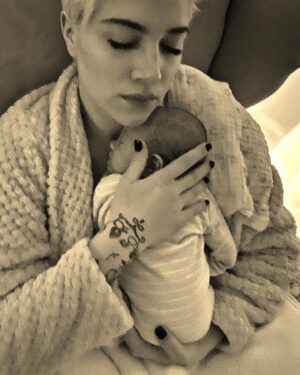 Tóth Gabriella Instagram - Világkép lettem, kettőnk őshajnalán. A Nap, mely még körülötted kering. Világosságot és sötétséget hozok, ünnepeket és esztendőket jelzek, látom, hogyan tündökölsz, ha rád vetem fényem.

Illat lettem. Mély, álomtalan álmot hozó kipárolgás a párnán. Egy, az éjszaka árnyai közül. Mindegy, hogy falakra vagy életedre vetülök, Te mégsem félsz, ezer közül is megismered formám. Tudod, hogy ilyen alakot, csak az ősbizalom ölthet.

Én lettem a tér, melyben létezel, de a körülötte lévő fal is. Hová toljam magam? Milyen messzire? Mire tanítsalak vele? Megmászni vagy megütközni? Időtállóra vakolni vagy földig bontani? Kell-e még tégla a holnap házába?

Van, hogy kis felhő vagyok, Te pedig záporom. Könnyeinkkel, együtt öntözzük a földet. Talán olyan virág nő helyén, melyet én sem ismerek. Talán ha nagy leszel, egy szálat őrzöl majd a kedvenc könyved lapjai között.

És én lettem a lélegzet. Néha megakadt és visszafojtott, néha a felbukkanás utáni első, mely újból megtölti tüdőd, néha a bőrön lecsapódó, meleg és puha szuszogás. 

Anya, én akartam lenni. A többivé, Te tettél.

Isten éltesse az anyákat🙌

@fonoasszony ❤️🙌
Gyönyörűen leírtad❤️