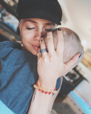 Tóth Gabriella Instagram - Világkép lettem, kettőnk őshajnalán. A Nap, mely még körülötted kering. Világosságot és sötétséget hozok, ünnepeket és esztendőket jelzek, látom, hogyan tündökölsz, ha rád vetem fényem.

Illat lettem. Mély, álomtalan álmot hozó kipárolgás a párnán. Egy, az éjszaka árnyai közül. Mindegy, hogy falakra vagy életedre vetülök, Te mégsem félsz, ezer közül is megismered formám. Tudod, hogy ilyen alakot, csak az ősbizalom ölthet.

Én lettem a tér, melyben létezel, de a körülötte lévő fal is. Hová toljam magam? Milyen messzire? Mire tanítsalak vele? Megmászni vagy megütközni? Időtállóra vakolni vagy földig bontani? Kell-e még tégla a holnap házába?

Van, hogy kis felhő vagyok, Te pedig záporom. Könnyeinkkel, együtt öntözzük a földet. Talán olyan virág nő helyén, melyet én sem ismerek. Talán ha nagy leszel, egy szálat őrzöl majd a kedvenc könyved lapjai között.

És én lettem a lélegzet. Néha megakadt és visszafojtott, néha a felbukkanás utáni első, mely újból megtölti tüdőd, néha a bőrön lecsapódó, meleg és puha szuszogás. 

Anya, én akartam lenni. A többivé, Te tettél.

Isten éltesse az anyákat🙌

@fonoasszony ❤️🙌
Gyönyörűen leírtad❤️