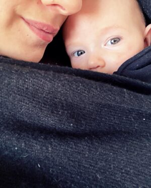 Tóth Gabriella Instagram - Világkép lettem, kettőnk őshajnalán. A Nap, mely még körülötted kering. Világosságot és sötétséget hozok, ünnepeket és esztendőket jelzek, látom, hogyan tündökölsz, ha rád vetem fényem.

Illat lettem. Mély, álomtalan álmot hozó kipárolgás a párnán. Egy, az éjszaka árnyai közül. Mindegy, hogy falakra vagy életedre vetülök, Te mégsem félsz, ezer közül is megismered formám. Tudod, hogy ilyen alakot, csak az ősbizalom ölthet.

Én lettem a tér, melyben létezel, de a körülötte lévő fal is. Hová toljam magam? Milyen messzire? Mire tanítsalak vele? Megmászni vagy megütközni? Időtállóra vakolni vagy földig bontani? Kell-e még tégla a holnap házába?

Van, hogy kis felhő vagyok, Te pedig záporom. Könnyeinkkel, együtt öntözzük a földet. Talán olyan virág nő helyén, melyet én sem ismerek. Talán ha nagy leszel, egy szálat őrzöl majd a kedvenc könyved lapjai között.

És én lettem a lélegzet. Néha megakadt és visszafojtott, néha a felbukkanás utáni első, mely újból megtölti tüdőd, néha a bőrön lecsapódó, meleg és puha szuszogás. 

Anya, én akartam lenni. A többivé, Te tettél.

Isten éltesse az anyákat🙌

@fonoasszony ❤️🙌
Gyönyörűen leírtad❤️
