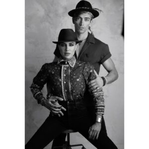 Tóth Gabriella Instagram - Az első érzés, amit meg tudtam fogalmazni veled kapcsolatban és ki mertem mondani magamnak is, hogy: Milyen szépen bánsz velem! 
Köszönöm, hogy a legsötétebb pillanatokban is láttál engem és mellettem voltál, amikor oly kevesen! 
Jó, hogy megszülettél❤️😜 Köszi a szüleidnek😅❤️
Sz…🫳🏻🥰
Isten éltessen @pappmatebence ❤️