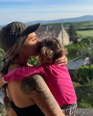 Tóth Gabriella Instagram - Világkép lettem, kettőnk őshajnalán. A Nap, mely még körülötted kering. Világosságot és sötétséget hozok, ünnepeket és esztendőket jelzek, látom, hogyan tündökölsz, ha rád vetem fényem.

Illat lettem. Mély, álomtalan álmot hozó kipárolgás a párnán. Egy, az éjszaka árnyai közül. Mindegy, hogy falakra vagy életedre vetülök, Te mégsem félsz, ezer közül is megismered formám. Tudod, hogy ilyen alakot, csak az ősbizalom ölthet.

Én lettem a tér, melyben létezel, de a körülötte lévő fal is. Hová toljam magam? Milyen messzire? Mire tanítsalak vele? Megmászni vagy megütközni? Időtállóra vakolni vagy földig bontani? Kell-e még tégla a holnap házába?

Van, hogy kis felhő vagyok, Te pedig záporom. Könnyeinkkel, együtt öntözzük a földet. Talán olyan virág nő helyén, melyet én sem ismerek. Talán ha nagy leszel, egy szálat őrzöl majd a kedvenc könyved lapjai között.

És én lettem a lélegzet. Néha megakadt és visszafojtott, néha a felbukkanás utáni első, mely újból megtölti tüdőd, néha a bőrön lecsapódó, meleg és puha szuszogás. 

Anya, én akartam lenni. A többivé, Te tettél.

Isten éltesse az anyákat🙌

@fonoasszony ❤️🙌
Gyönyörűen leírtad❤️