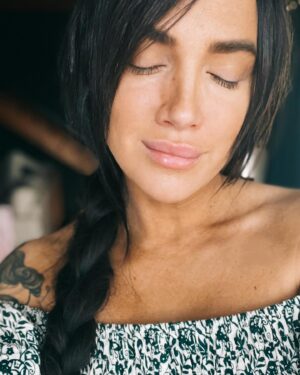 Tóth Gabriella Instagram - Radnóti Miklós: Hasonlatok

Olyan vagy, mint egy suttogó faág,
ha rámhajolsz,
s rejtelmes ízű vagy,
olyan vagy, mint a mák,
s akár a folyton gyűrűző idő,
oly izgató vagy,
s olyan megnyugtató,
mint sír felett a kő,

olyan vagy, mint egy vélem nőtt barát,
s nem ismerem ma sem
egészen még
nehéz hajadnak illatát,

és kék vagy olykor s félek, el ne hagyj,
csavargó, nyurga füst –
és néha félek tőled én,
ha villámszínű vagy,

s mint napsütötte égiháború:
sötétarany,-
ha megharagszol,
ép oly vagy, mint az ú,

mélyhangu, hosszan zengő és sötét,
s ilyenkor én
mosolyból fényes hurkokat
rajzolgatok köréd.

#költészetnapja🌿✨
