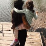 Tóth Gabriella Instagram - Világkép lettem, kettőnk őshajnalán. A Nap, mely még körülötted kering. Világosságot és sötétséget hozok, ünnepeket és esztendőket jelzek, látom, hogyan tündökölsz, ha rád vetem fényem. Illat lettem. Mély, álomtalan álmot hozó kipárolgás a párnán. Egy, az éjszaka árnyai közül. Mindegy, hogy falakra vagy életedre vetülök, Te mégsem félsz, ezer közül is megismered formám. Tudod, hogy ilyen alakot, csak az ősbizalom ölthet. Én lettem a tér, melyben létezel, de a körülötte lévő fal is. Hová toljam magam? Milyen messzire? Mire tanítsalak vele? Megmászni vagy megütközni? Időtállóra vakolni vagy földig bontani? Kell-e még tégla a holnap házába? Van, hogy kis felhő vagyok, Te pedig záporom. Könnyeinkkel, együtt öntözzük a földet. Talán olyan virág nő helyén, melyet én sem ismerek. Talán ha nagy leszel, egy szálat őrzöl majd a kedvenc könyved lapjai között. És én lettem a lélegzet. Néha megakadt és visszafojtott, néha a felbukkanás utáni első, mely újból megtölti tüdőd, néha a bőrön lecsapódó, meleg és puha szuszogás. Anya, én akartam lenni. A többivé, Te tettél. Isten éltesse az anyákat🙌 @fonoasszony ❤️🙌 Gyönyörűen leírtad❤️