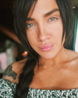 Tóth Gabriella Instagram - Radnóti Miklós: Hasonlatok

Olyan vagy, mint egy suttogó faág,
ha rámhajolsz,
s rejtelmes ízű vagy,
olyan vagy, mint a mák,
s akár a folyton gyűrűző idő,
oly izgató vagy,
s olyan megnyugtató,
mint sír felett a kő,

olyan vagy, mint egy vélem nőtt barát,
s nem ismerem ma sem
egészen még
nehéz hajadnak illatát,

és kék vagy olykor s félek, el ne hagyj,
csavargó, nyurga füst –
és néha félek tőled én,
ha villámszínű vagy,

s mint napsütötte égiháború:
sötétarany,-
ha megharagszol,
ép oly vagy, mint az ú,

mélyhangu, hosszan zengő és sötét,
s ilyenkor én
mosolyból fényes hurkokat
rajzolgatok köréd.

#költészetnapja🌿✨