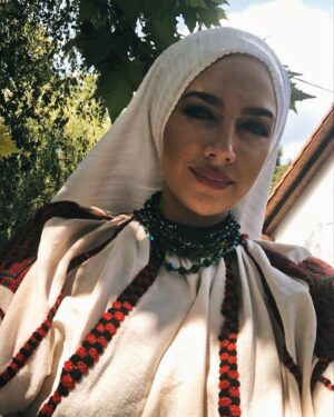 Tóth Gabriella Instagram - A magyar népviselet napja☀️ 
Egy kedves emlék Petrás Máriával, aki csodálatos moldvai csángó viseletbe öltöztetett és énekelhettem vele ezt a számomra kedves dalt❤️
#jóanépi✨