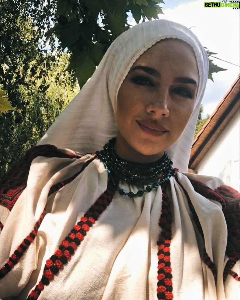 Tóth Gabriella Instagram - A magyar népviselet napja☀️ Egy kedves emlék Petrás Máriával, aki csodálatos moldvai csángó viseletbe öltöztetett és énekelhettem vele ezt a számomra kedves dalt❤️ #jóanépi✨