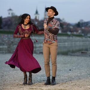 Tóth Gabriella Instagram - Életem nagy részében felruháztam embereket, mind szerelmi mind baráti kapcsolatokat olyan tulajdonságokkal, adottságokkal, amelyekkel valójában nem rendelkeztek, és aztán később ezeket vártam el tőlük. Pedig nem is léteztek, csak én akartam mindenáron beléjük látni. Ez pedig nem az ő hibájuk volt, hanem az enyém. Amikor visszataláltam a népzenéhez, az önazonosság felé vezető útra léptem. Sok ember nem értette, hogy ez a „szteroidos pulyka”, aki össze-vissza rohangál a „hidrogénezett csirke” fejével, és rockernek mondja magát, most mi a fenét magyarkodik.
Viszont nekem a népzene volt, ami segített megtalálni az önazonosságot, és abban is segített, hogy tisztábban lássam a párkapcsolataimat és a baráti kapcsolataimat is. Nem arról volt szó, hogy minden áron akarok egy új szerelmet. Egy közös lélegzésre vágytam, egy ikerlángra, aki velem ég, aki a társam lesz a nehézségek között is.  Ahogy én visszataláltam önmagamhoz, úgy találtam meg őt, akibe már nem akarok semmit belelátni. Nálam ez egy mélyebb kapcsolat annál, mint puszta szerelem. Máté és a családja mellett teljességet érzek. Örökké hálás leszek, hogy Anikó és Imre voltak a legjobban mellettünk, és soha egyetlen pillanatra sem kérdőjelezték meg a kapcsolatunkat.
Köszönjük a @story_sztarmagazinnak , @gyakuburi -nak, hogy megszülethetett ez az őszinte, maníroktól mentes anyag❤️ 
Köszönöm neked @atilianofelice , hogy látsz engem és velem voltál barátként is ebben a nehéz időszakban az elejétől a napjainkig❤️ kedvenc fotók, amik valaha készültek rólam, mert nem másra gondoltam egy szép fotó kedvéért, hanem arra, ami őszintén a lelkemből sugárzik! 
Köszönöm ennek a csodálatos családnak, hogy a részese lehetek Hannikával együtt! ❤️☀️✨ egyszerűen boldog vagyok!☘️🌿❤️

Fejdísz @rozsagyongy 
Ruha @igezo
Ékszerek @aurora_folkglamour 
Smink @jonas_kata 
Haj @katasari76 
Stylist @lillacsokasistylist  @victoriakazal