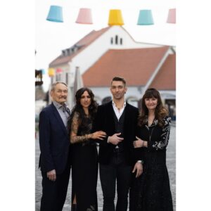 Tóth Gabriella Instagram - Életem nagy részében felruháztam embereket, mind szerelmi mind baráti kapcsolatokat olyan tulajdonságokkal, adottságokkal, amelyekkel valójában nem rendelkeztek, és aztán később ezeket vártam el tőlük. Pedig nem is léteztek, csak én akartam mindenáron beléjük látni. Ez pedig nem az ő hibájuk volt, hanem az enyém. Amikor visszataláltam a népzenéhez, az önazonosság felé vezető útra léptem. Sok ember nem értette, hogy ez a „szteroidos pulyka”, aki össze-vissza rohangál a „hidrogénezett csirke” fejével, és rockernek mondja magát, most mi a fenét magyarkodik.
Viszont nekem a népzene volt, ami segített megtalálni az önazonosságot, és abban is segített, hogy tisztábban lássam a párkapcsolataimat és a baráti kapcsolataimat is. Nem arról volt szó, hogy minden áron akarok egy új szerelmet. Egy közös lélegzésre vágytam, egy ikerlángra, aki velem ég, aki a társam lesz a nehézségek között is.  Ahogy én visszataláltam önmagamhoz, úgy találtam meg őt, akibe már nem akarok semmit belelátni. Nálam ez egy mélyebb kapcsolat annál, mint puszta szerelem. Máté és a családja mellett teljességet érzek. Örökké hálás leszek, hogy Anikó és Imre voltak a legjobban mellettünk, és soha egyetlen pillanatra sem kérdőjelezték meg a kapcsolatunkat.
Köszönjük a @story_sztarmagazinnak , @gyakuburi -nak, hogy megszülethetett ez az őszinte, maníroktól mentes anyag❤️ 
Köszönöm neked @atilianofelice , hogy látsz engem és velem voltál barátként is ebben a nehéz időszakban az elejétől a napjainkig❤️ kedvenc fotók, amik valaha készültek rólam, mert nem másra gondoltam egy szép fotó kedvéért, hanem arra, ami őszintén a lelkemből sugárzik! 
Köszönöm ennek a csodálatos családnak, hogy a részese lehetek Hannikával együtt! ❤️☀️✨ egyszerűen boldog vagyok!☘️🌿❤️

Fejdísz @rozsagyongy 
Ruha @igezo
Ékszerek @aurora_folkglamour 
Smink @jonas_kata 
Haj @katasari76 
Stylist @lillacsokasistylist  @victoriakazal