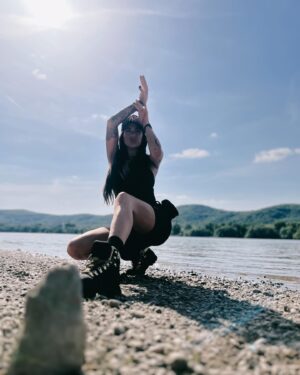 Tóth Gabriella Instagram - Ha nem találom a megoldást, elnézek a távolba veled! Ott körvonalazódik a valóság☀️✨🌿