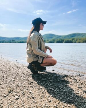 Tóth Gabriella Instagram - Ha nem találom a megoldást, elnézek a távolba veled! Ott körvonalazódik a valóság☀️✨🌿
