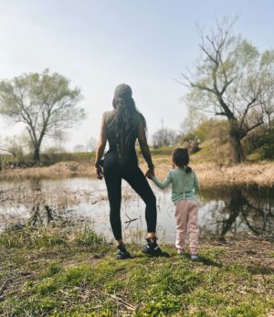 Tóth Gabriella Instagram - “Éppígy, testvérek, Krisztus testében ti is meghaltatok a törvénynek, hogy ahhoz tartozzatok, aki feltámadt a halálból. Ezért most teremjünk gyümölcsöt Istennek.” 🌿✨☀️
#Róm 7,4