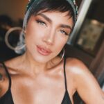 Tóth Gabriella Instagram - Jó reggelt! Egy kedves ismerősöm bejegyzésével indítottam a napomat, ami sokat adott nekem! Köszönöm Magyar Gábor🙌 Minden reggel azzal kelni, hogy valami hasznosat csinálj. Hogy minden tettednek legyen egy messzire mutató tartalma. Hogy elveszni látszó értékekért harcolj. Hogy fát ültess. Hogy megírj egy benned felzendülő verset.Hogy hasznosíts újra elpazarolt, kihajított, szemétnek ítélt dolgokat. Dalolj a lelkedből. Hogy gondolkodj, és ha valamire jutottál, azzal próbálj segíteni. Hogy dönts: mi IGEN, és mi NEM. Hogy figyeld a világot, megértsd, ha valahol alattomos veszély közelít, és próbáld megelőzni, segíts elhárítani azt. Hogy szeress minden hozzád tartozót. Istent, hazát, családot, fűt, fát, virágot. Hogy szolgálj, hogy szeresd a múltadat, akik előtted küzdöttek, érted éltek, hogy te is másokért élhess. A puszta létezésed kötelez erre. Hogy vagy. Hogy sorsot kaptál. Menned kell az úton. Azon a keskenyen. És hogy ne törjön meg, ha nem értenek. Hogy ne fájjon, ha mellőznek. Ezen szenvedni egyáltalán nem dolgod. Mert élet fakad kezed nyomán. Mindenki után következik valami a világban. És EZ a nem mindegy. Ez az az egy, ami értelmet ad minden reggelnek. Mert amit TE elérsz, amit mások sikernek neveznek, az nem a TE érdemed. Az a szüleid dicsősége. Isten áldja őket éltükben, vagy haló poraikban. A TE eredményed, érdemed mindaz, ami a te tetteidből, életedből következik, ami általad testesül meg a világban. Ahogyan te folytatódsz. Az lesz a te sikered. A mindennapi erőfeszítés, ami értelmet nyerni akkor fog, ha már nem leszel. Amikor már nem ITT leszel. Mert akkor is leszel valahol, és látni fogod, mit hoztál a világra. Mit tettél, és mit nem tettél. Hogy mit alkottál, mit hagytál szótlanul, és mi ellen küzdöttél. Az élet szép. És ETTŐL szép. Jó reggelt kívánok!✨🌿🙌❤️