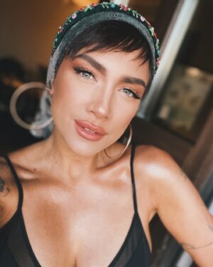 Tóth Gabriella Instagram - Jó reggelt! Egy kedves ismerősöm bejegyzésével indítottam a napomat, ami sokat adott nekem! Köszönöm Magyar Gábor🙌
Minden reggel azzal kelni, hogy valami hasznosat csinálj. Hogy minden tettednek legyen egy messzire mutató tartalma. Hogy elveszni látszó értékekért harcolj. Hogy fát ültess. Hogy megírj egy benned felzendülő verset.Hogy hasznosíts újra elpazarolt, kihajított, szemétnek ítélt dolgokat. Dalolj a lelkedből. Hogy gondolkodj, és ha valamire jutottál, azzal próbálj segíteni. Hogy dönts: mi IGEN, és mi NEM. Hogy figyeld a világot, megértsd, ha valahol alattomos veszély közelít, és próbáld megelőzni, segíts elhárítani azt. Hogy szeress minden hozzád tartozót. Istent, hazát, családot, fűt, fát, virágot. Hogy szolgálj, hogy szeresd a múltadat, akik előtted küzdöttek, érted éltek, hogy te is másokért élhess. A puszta létezésed kötelez erre. Hogy vagy. Hogy sorsot kaptál. Menned kell az úton. Azon a keskenyen. És hogy ne törjön meg, ha nem értenek. Hogy ne fájjon, ha mellőznek. Ezen szenvedni egyáltalán nem dolgod. Mert élet fakad kezed nyomán. Mindenki után következik valami a világban. És EZ a nem mindegy. Ez az az egy, ami értelmet ad minden reggelnek. Mert amit TE elérsz, amit mások sikernek neveznek, az nem a TE érdemed. Az a szüleid dicsősége. Isten áldja őket éltükben, vagy haló poraikban. A TE eredményed, érdemed mindaz, ami a te tetteidből, életedből következik, ami általad testesül meg a világban. Ahogyan te folytatódsz. Az lesz a te sikered. A mindennapi erőfeszítés, ami értelmet nyerni akkor fog, ha már nem leszel. Amikor már nem ITT leszel. Mert akkor is leszel valahol, és látni fogod, mit hoztál a világra. Mit tettél, és mit nem tettél. Hogy mit alkottál, mit hagytál szótlanul, és mi ellen küzdöttél. Az élet szép. És ETTŐL szép. Jó reggelt kívánok!✨🌿🙌❤️