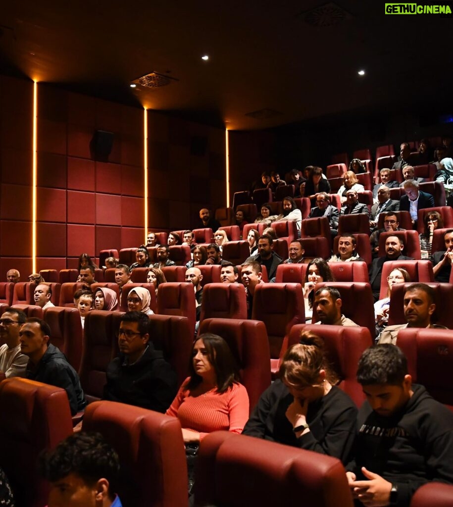 Tülin Özen Instagram - Atlas, Kadıköy, Nişantaşı, Uşak, İzmir, Ankara, Bostancı, Kars… Gittiğimiz her yerde bizi yalnız bırakmayan seyircimize teşekkür ederiz. Film artık size emanet. Tereddüt Çizgisi bu hafta da sinemalarda!