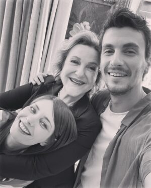 Tülin Yazkan Instagram - Veda.
Biraz yazacağım izninizle..
Düşük çözünürlüklü ilk fotoğraf setin ilk günlerinden.. :) Setim bitmiş; anlatmaktan gurur duyduğum bir hikayenin içindeyim, içime sinen sahneler çekmiş, huzurla evime gidiyorum. Bu güzel hissim her daim devam etti. Kadının gücünü, her ne olursa olsun her daim bir arada olan aileyi ve daha pek çok güzel şeyi anlatmaya çalıştığımız bu işin içinde olmaktan sonuna kadar gurur duydum. Bu güçlü hikayeyi yazan kıymetli senaristlerimiz @sedacalisir @toprak_karaoglu @halilersan3 a yönetmenlerimiz @yusufpirhasan #volkankeskin ve @elifeakarsu ya, yapımcımız @asenabulbuloglu na, tüm oyuncu arkadaşlarıma, teknik ekibimize, sanat, makyaj, kostüm ekiplerimize, uykumuz gelince kahve yapan Mehmet abiye.. Herkese, herkese çok teşekkür ederim. Ve siz yanımızda olduğunuzu hissettiren seyircimiz, iyi ki siz! İyi ki biz! 
Yeni hikayeler anlatana kadar şimdilik hoşçakalın. Sevgiler! 🤍
@evlilikhkhersey @mfyapimtv @foxturkiye