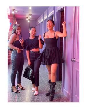 Tahirah Sharif Instagram - Gyal ah wear black 🖤
•
(well almost.. I guess I kinda messed up the whole aesthetic with my lil white shoes, but the all black attire wasn’t planned, soooo.. 🤷🏽‍♀️)
•
•
•
#tbt
#london
#allblack 
#gyaldem
#cute
#style
#pose
#toiletselfie