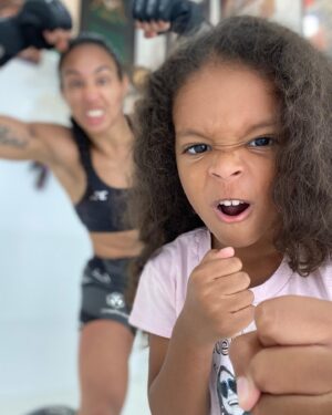 Taila Santos Instagram - Mais braba que eu, só a @glorinha.2017! 
Vai encarar?😡

@ufc_brasil @combate 
#teamtailasantos🇧🇷
 #mma #ufcbrasil
 #ufc #treining #brabas