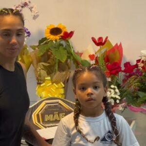 Taila Santos Instagram - Grata pelo carinho @combate❣️
•
•
•
Ser mãe é ser uma heroína, a verdadeira campeã absoluta! Que vence todos os obstáculos sem recuar. 
🏆❣️ @glorinha_model