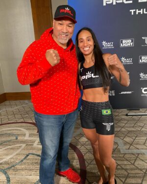 Taila Santos Instagram - Grata pela oportunidade de mostrar meu trabalho em um dos maiores palcos do MMA @pflmma 
@sugarraysefo ☝🏽🎯
#PFL #MMA #MMAFEMININO
#COMBATE #TEAMTAILASANTOS