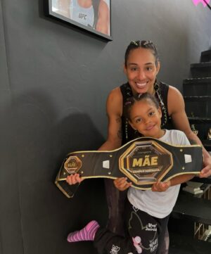 Taila Santos Instagram - Grata pelo carinho @combate❣️
•
•
•
Ser mãe é ser uma heroína, a verdadeira campeã absoluta! Que vence todos os obstáculos sem recuar. 
🏆❣️ @glorinha_model