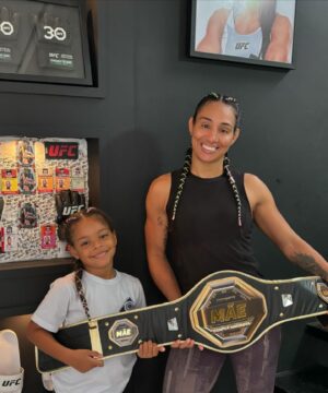 Taila Santos Instagram - Grata pelo carinho @combate❣️
•
•
•
Ser mãe é ser uma heroína, a verdadeira campeã absoluta! Que vence todos os obstáculos sem recuar. 
🏆❣️ @glorinha_model