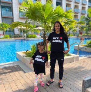 Taila Santos Instagram - Força Ohana! 🇧🇷❤️

ohana strength! 🇧🇷❤️
-
@therock  @hawaiicommunityfoundation 

#hawaii #forca #ohana 
#ufc #ufcbrasil 
#simgapura