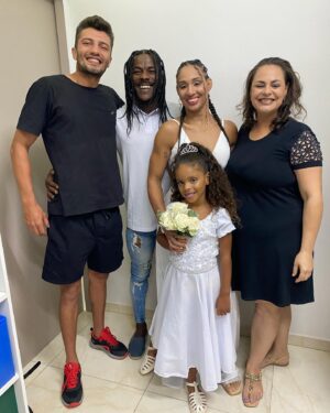 Taila Santos Instagram - “𝘖 𝘦𝘴𝘴𝘦𝘯𝘤𝘪𝘢𝘭 é 𝘪𝘯𝘷𝘪𝘴í𝘷𝘦𝘭 𝘢𝘰𝘴 𝘰𝘭𝘩𝘰𝘴” 
𝐸 𝘩𝘰𝘫𝘦 𝘢𝘴 𝘱𝘰𝘳𝘵𝘢𝘴 𝘥𝘰 𝘶𝘯𝘪𝘷𝘦𝘳𝘴𝘰 𝘴𝘦 𝘢𝘣𝘳𝘦𝘮 𝘱𝘢𝘳𝘢 𝘯ó𝘴.
 —————-✨—————
Que nossa vida seja um canteiro de oportunidades.
O maior de todos os sonhos é ser feliz,
e ser feliz não é ser perfeito,
Mas usar nossas lágrimas para irrigar a tolerância,
usar nossas falhas para corrigir as rotas, 
Usar a garra para correr atrás dos projetos.
 E quando errar o caminho, não desista.
Dê sempre uma nova chance a si e aos outros.

SER FELIZ É APLAUDIR A VIDA MESMO DIANTE DAS VAIS. 
——————————✨
@jonelisesoares 
@adonirandosantos 
@paulojoalheirofloripa 
@studionanabraids