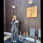 Takako Tokiwa Instagram - ゴールデンウィーク。 いかがお過ごしでしたでしょうか？？？ わたくし！ かねてから気になっていた、話題の町へ。 北海道の東川町。 以前東宝カレンダーで撮影させてもらって以来。 大林宣彦監督のステキなステッキをお借りして、風吹の中で撮った思い出の写真（笑） 旭川空港からたった13分 おしゃれ 移住者が増え続けている 子育て世代が多い 上下水道がかからない お米が美味しい などなど。 良いところをあげたらきりがないほど。 その秘密を知りたい！と自分の目と足でリサーチ！！ 東川町は「ふるさと納税」をすると体験館というところに泊めてもらえるらしく…早速✨ 家具の街らしく、部屋ごとに違う東川の家具屋さんで作られた家具を内装に設えたおしゃれなお部屋で、暮らしているかのように街を散策♫ 玄米オニギリの「ちゃみせ」では美味しくて優しいオニギリを。 「奥泉」では朝粥セットを。もちろん食べすぎるのだけど、お粥さんだもの、大丈夫♫ 町中から少し離れた場所にポツンとある野菜レストラン古農家「GOLOSO」は農家さんの家をリノベしたそうで、自由な可愛いさ満載✨お野菜てんこ盛りいただける！ 自家製酵母パン「まめや」は立地も、店の佇まいも、店内の内装も…素敵！買いすぎた！！ 居酒屋りしり…どれを食べても美味しい！友達が来たら勧めたくなるお店✨ 噂の東川小学校！バリアフリー設計で壁がない教室！廊下は270メートルのストレートライン！！ 走ってみたい…✨ 仕事柄一つの街に長く滞在することには慣れているけど、観光で、暮らすように滞在させてもらえると…私がここで暮らしたなら…と妄想してしまう。 こりゃ移住者増えるわ（笑） 素敵な東川体験、ありがとうございました💕 @higashikawa.insta #最後はやっぱり #芦別の三千里 #美味しい 😍 #と #その日は誕生日だったので… #大好きな人たちにお祝いしてもらいました #やっぱり #嬉しいものですね✨ #感謝です😭💦 #ありがとう！！！！ #さささ #gwも終了💦 #気持ち切り替えてがむばるのだぁ