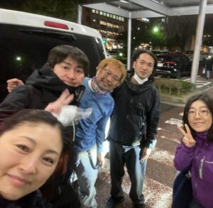 Takako Tokiwa Instagram - 番外編 今年の2月、大分県佐伯市に行かせて頂いた折、以前トークショーでMCをやってくださったご縁もあり、「志縁や」の柴田さんが控室まで挨拶に来てくださった。 「今から軽トラで能登に行ってきます！」と。 大分県から能登まで軽トラでっ⁈ 被災地では軽トラが活躍するから、自由に使ってもらえるようにと、ご自身の軽トラを乗って行き、必要な人に置いてくると。 後日、柴田さんが見て感じた被災地の状況を報告してくださる中で…「輪島も珠洲も、『まれ』をとっても大切に思ってくれている。だから、まれのメンバーには是非いつか応援しに来て欲しい！！もし炊き出しなどやる場合は、地元ボランティアの方々と連携して、しっかりサポートするので言ってください！」と。 発災後ずっと考えていたことだったので、すぐに柴田さんに連絡させてもらい…段取りをしてもらうことにした。 『まれ』の時のスタッフにも相談したところ、あっという間に人数が集まったけれど、あまり大人数ではご迷惑になるので、今回は最小人数で行くことにした。 輪島も、珠洲も、全てに連絡を取ってくださり、安全に、ご迷惑をおかけしないよう、楽しんでもらえるよう、様々考えてくださったおかげで、私たちチームまれは、皆さんにお会いすることができました。 柴田さん！本当にありがとうございました！！ また次回からも、どうか、宜しくお願い致します✨ そして、朝ドラ『まれ』で出会った私たち。 チームまれ。 急だったのにも関わらず、ありがとうございました😭✨ 1人では勇気なく諦めていたかもしれません。 皆さんが行く！と言ってくださったこと、本当に感謝です。 また…能登でお会いしましょう✨ @shienya841 #写真 #1枚目は輪島の炊き出し終わり #柴田さんと #2枚目は2月に佐伯市で #柴田さんと #3枚目は去っていく柴田さん #4枚目 #まれケーキ #5枚目から7枚目は #まれケーキのお掃除 #8枚目は全行程が終わり金沢駅で #3日間ずっと一緒だったから #別れ際はちょっと寂しかった #でもまた行こうね💕 #能登をあきらめない