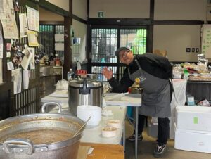 Takako Tokiwa Instagram - 3月17日 輪島の人気フランス料理店　L’Atelier de NOTO (ラトリエ・ドゥ・ノト)の池端準也シェフ率いるラトリエ・ドゥ・ノトチームは発災直後から、炊き出しを続けてくださっている。 ちょうど朝ドラ「まれ」の撮影で輪島に行っていた頃がグランドオープンで、出演者たちと何度となく伺った。 撮影が終わってからも、輪島に寄る楽しみだったお店。 「まれ」で出会ったメンバーたちと、私たちの大好きな、お世話になった輪島と珠洲の皆さんに会いに行こう！と、久しぶりに集まった。 あまり大人数で行っても今はまだ迷惑になるかもしれないと、最少人数で、細心の注意を払い、今回は来れなかった皆んなの「想い」を車いっぱいに詰めて向かった。 池端シェフの炊き出しは大人気で、たくさんの方々が列に並んでいらした。チームの皆さんも明るく、活気があった。もちろん皆さん被災されているわけで、「踏ん張っている」というのが正しいのかもしれない。だからこそ、このチームの笑顔を守るために、今度は私たちがサポートしなければ、と思った。 炊き出しは、被災者の方々のためのもので、ボランティアは、それをいただくものではない、とされているけれど、ラトリエ・ドゥ・ノトの炊き出しでは、「買ってください。そのお金は次の支援に回しますので」と、誰でも買えるようにしてくださっている。 これが・・・美味しい（：；） ミシュランシェフのお食事をいただけるんだもの・・・。 輪島に行かれた際には、皆さんぜひ、遠慮せず、寄ってみてくだね～。 池端シェフに聞いたところ、発災後すぐに炊き出しを始められたのは自然災害が発生した際に食事を提供するための非営利非政府組織であるワールド・セントラル・キッチンが驚くほど迅速にサポートしてくれたおかげだと言う。 これから続けていくのは地元の人たちだからと、ワールド・セントラル・キッチンのスタッフは、口出しをすることなく必要なものを用意してくれるためにただ見守るだけだったらしい。 世の中には知らないことがたくさんあるなぁ。 そして！4月1日・2日には、東京国立代々木競技場第二体育館で、池端シェフらが参加する「能登マルシェ」が12:00～18:00まで開催されるらしい！！ 池端シェフのご飯が食べられるチャンスです！！是非♪ @latelier_de_noto #チームまれは #間借りをし #私がコマーシャルさせてもらっている化粧品 #prior を #支援物資としてお配りしました #たくさん買わせていただき #金沢まで送ってくださり #ご対応ありがとうございました😭✨ #使ってみたかったのよ！と嬉しいお言葉も♫ #リフトアップしますよ〜と言ったら皆さん弾ける笑顔を見せてくださいました✨ #嬉しい❤️ #興和株式会社様 #Ｑ＆Ｐαチャージ #Ｑ＆Ｐhealing #ご支援ありがとうございました😭💦 #皆さん「元気になっちゃうなぁ〜」と喜んでくださいました！！ #本当にありがとうございました #福岡のイタリアン @tipico_japan さんも #炊き出しに来てくださっていました #福岡へ行ったら必ず行きますね〜✨ #ありがとう😊 #最後の写真 #めっちゃ気に入ってる❤️ #池端シェフ #かわゆ