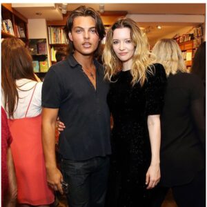 Talulah Riley Instagram - Very lucky to have the support of such gorgeous men at the launch party of my feminist-dystopian novel! 🖤@damianhurley1 🖤 @samohtsangster 🖤

✨The Quickening is out on e-reader, audio, and hardback today. Through @waterstones or @amazon ✨

💗photos: @davebenett for @gettyimages courtesy of @dailymail 💗 

hair: my 💗 @earlsimms2 
make-up: @ginakanemakeup ✨